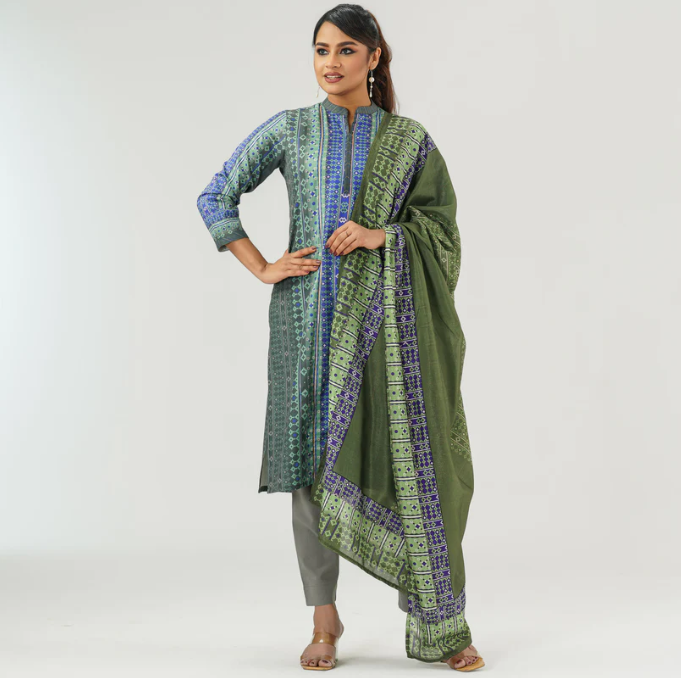 Womens Blue Printed Three Picec Set This elegant multi-color 3-piece set features a straight-cut design with a cotton-blended body, adorned with digital prints and intricate manual embroidery. The bottom is made from blended fabric, while the silk georgette dupatta showcases a beautifully printed design, adding a festive charm. Material: Top and bottom cotton blended fabric with silk georgette dupatta. Regular Fit Care Instruction: ✓ Wash dark colors separately ✓ Do not bleach ✓ Wash mild detergent ✓ Cold water soft wash ✓ Wash & Warm iron inside out ✓ Do not tumble dry ✓ Don't rub ✓ Color bleed issues Wash separately RA-3PCS-TW25-04EF-76347 Womens Blue Printed Three Picec Set